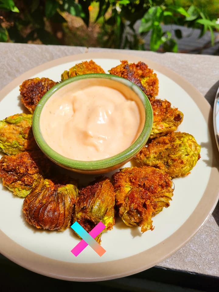 Πιάτο με μελιτζανοκεφτέδες και γεμιστούς κολοκυθοανθούς.